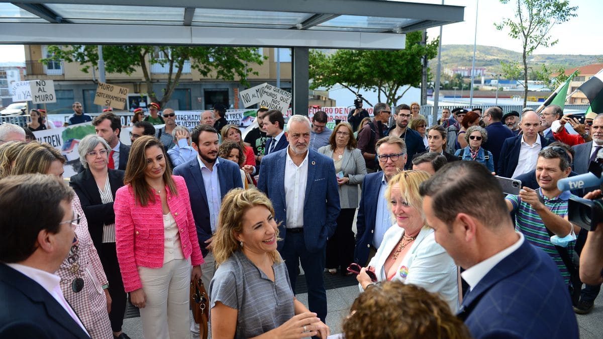 El nuevo tren rápido de Extremadura arranca entre protestas