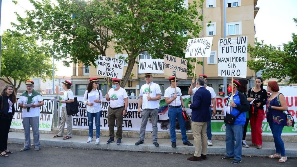 El nuevo tren rápido de Extremadura arranca entre protestas