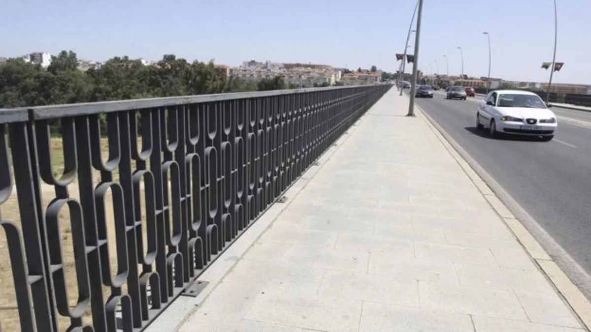 Muere una chica de 20 años en Mérida tras caer del puente Fernández Casado