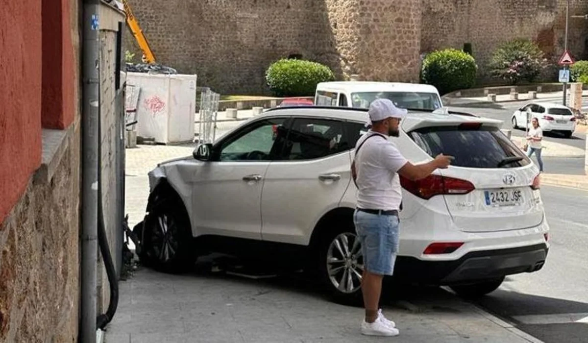 Un coche choca contra la puerta Berrozana de Plasencia