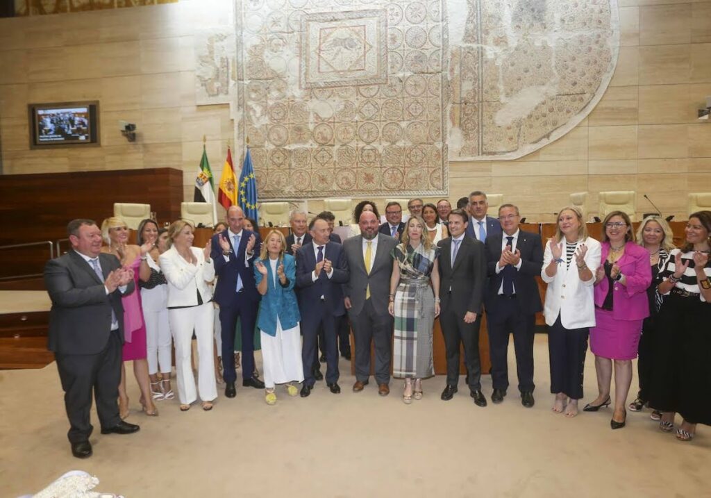 El Gobierno de Coalición PP-Vox en Extremadura Distribuirá Más de 230 Cargos Públicos