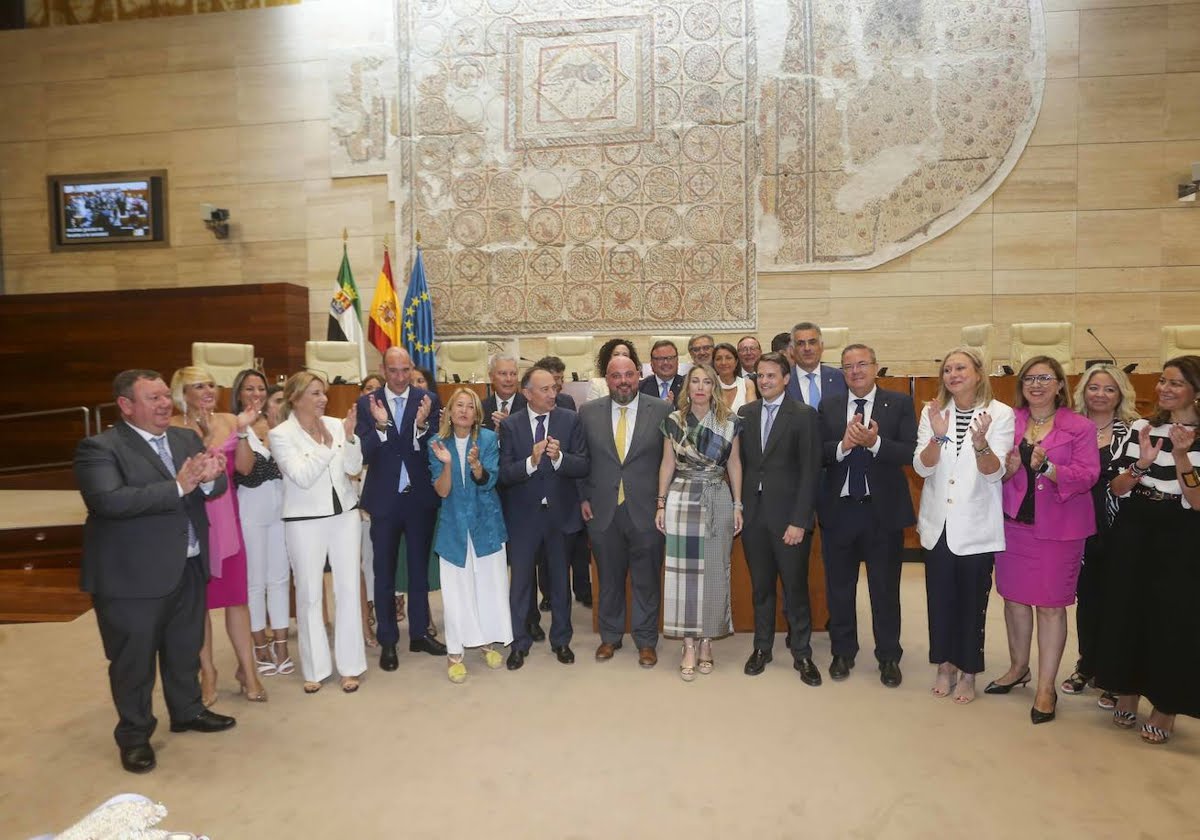 El gobierno de PP y Vox en Extremadura anuncia la distribución de más de 230 cargos públicos