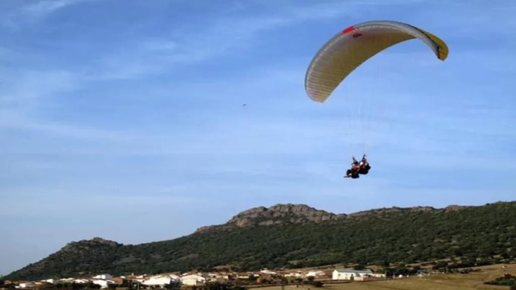 Rescate complicado de un hombre de 51 años tras un accidente con parapente en Zarza-Capilla