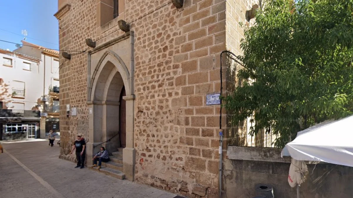 Se desploma parte de la cornisa de la iglesia de San Esteban de Plasencia